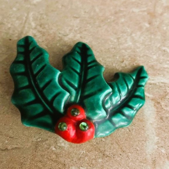 Vintage Christmas Brooch Holland Mold Holly Leaves Red Berries Green Rhinestones - Picture 1 of 4